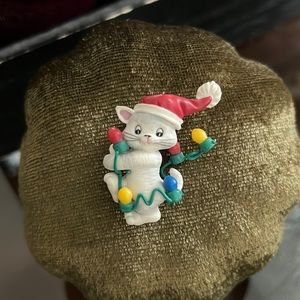 Avon Holiday Kitty Pin